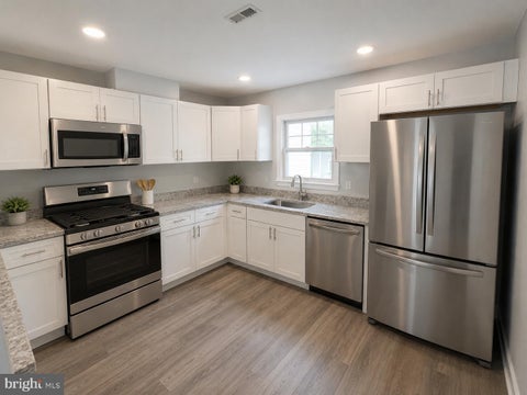 Photo of 806 Hr Drive SE, WASHINGTON, DC 20032 (MLS # DCDC2280020)
