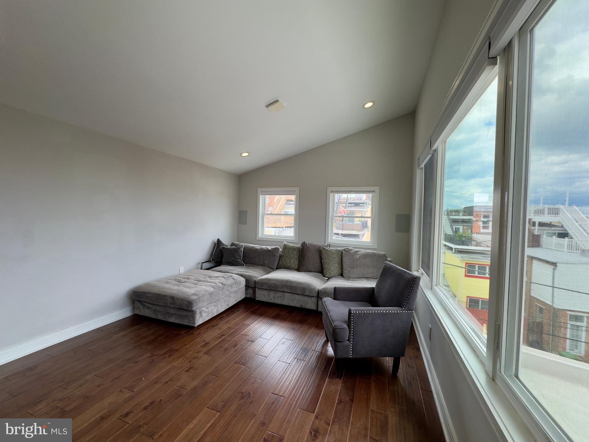 RIVERSIDE - Residential Lease