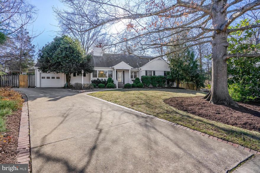 Walking distance to the Mount Vernon Trail and the Potomac River!!*Introducing this idyllic single family home with a postcard front yard on a cul-de-sac in an amazing location*4 bedrooms, 3.5 baths with a main-level master*an amazing family room addition w/ cathedral ceilings, palladian window wall, and dual sliding doors walks out to a private backyard patio & pool*abundant custom built-ins, crown molding and newly refinished hardwood floors adorn this cozy home*entire interior freshly painted*living room with more abundant, natural lighting has one of two wood-burning fireplaces*light-filled dining room walks into spacious kitchen which boasts cherry cabinetry, center island, recessed lighting, solid surface counters, french-door refrigerator and a double oven range*separate breakfast room walks out to back patio through glass doors*upper level with two large bedrooms and a 2nd full bath*huge lower level with multiple living rooms, a den/exercise room, 3rd full bath, laundry room, workshop, lots of storage space, and walks up to side yard*HVAC 2022*1/2 mile to Fort Hunt Park*.4 miles to Potomac River, Riverside Park, Mt. Vernon Trail, and GW Pkwy*2 miles to George Washington's Vernon Estate*walk to Fort Hunt Elementary School*Welcome Home! Be sure to see virtual tour.