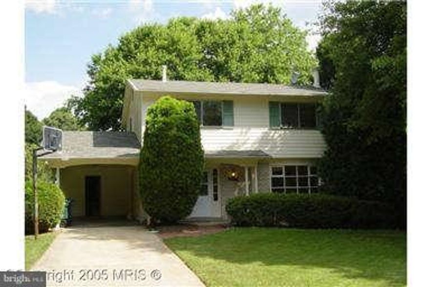 3 level home with fully finished basement has its own entrance, Near Schools and shopping store,  very close to GMU and easy to walk to schools k-12