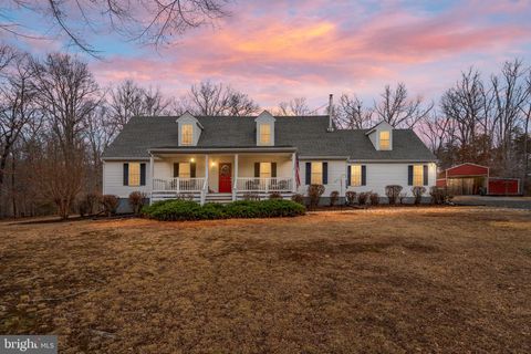 Homes For Sale - 5105 Deep Creek Rd Rd<br/> KENTS STORE, VA 23084