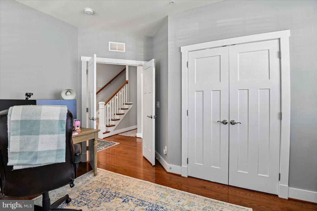 PONDVIEW - Residential