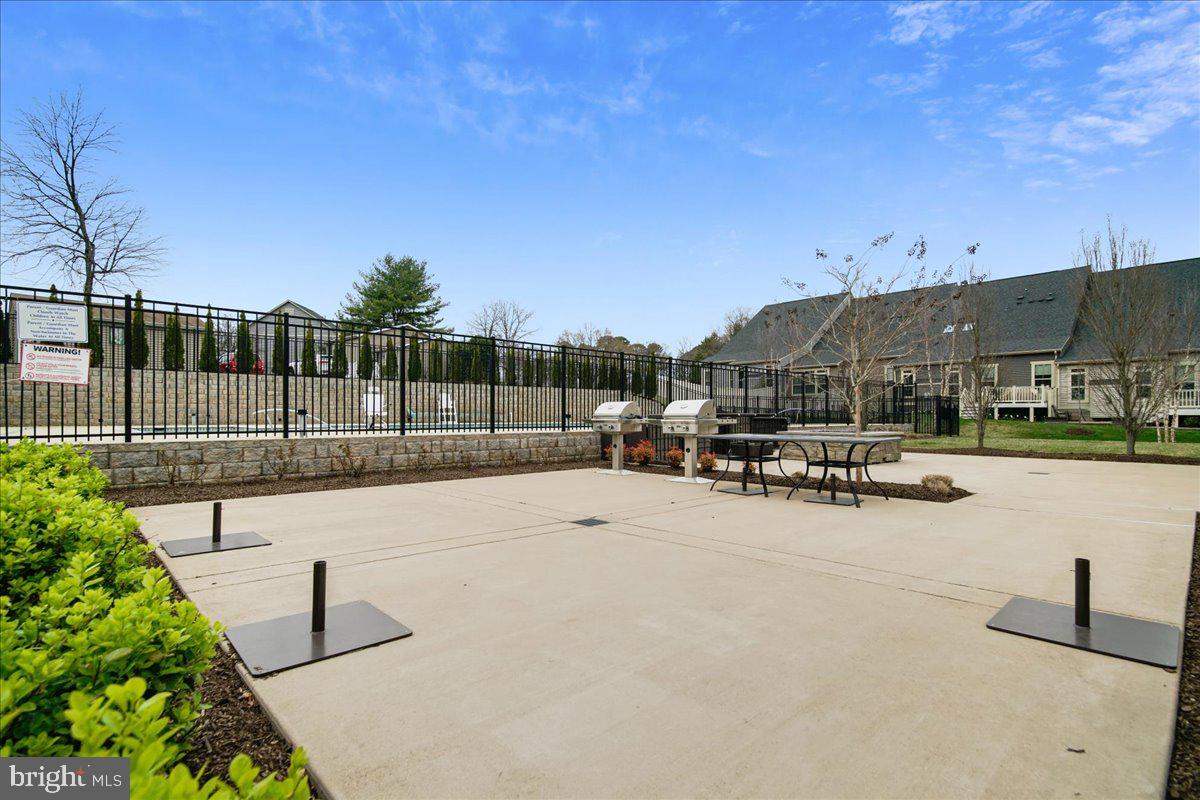 PONDVIEW - Residential