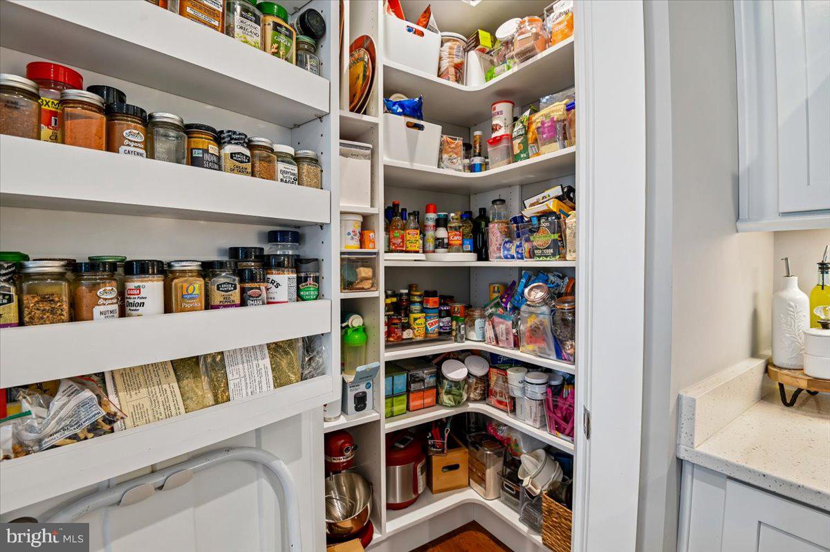 PONDVIEW - Residential