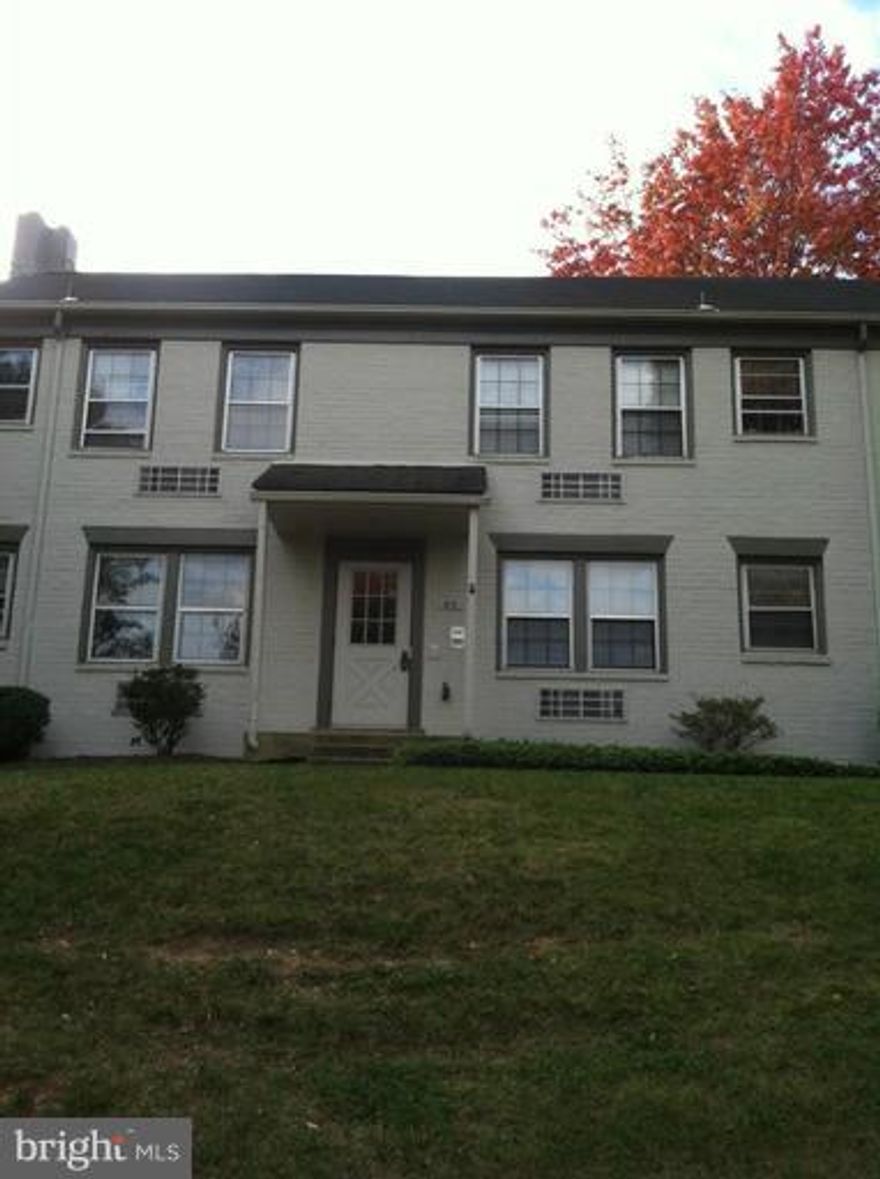 First floor unit.  Wood floors.  Located in quiet South Old Town, great location.  Sunny one bedroom, good closet space.  Common laundry room on site (not in unit).  Some off street parking . Very near shops and restaurants; bus stops close.  Rent includes water, & sewer; tenant pays electric.  ABSOLUTELY NO PETS.  .  Security deposit and 1st full month's rent due at lease signing.  Minimum lease 12 months.  All checks should be made payable to Rector Best Property Mgmt.