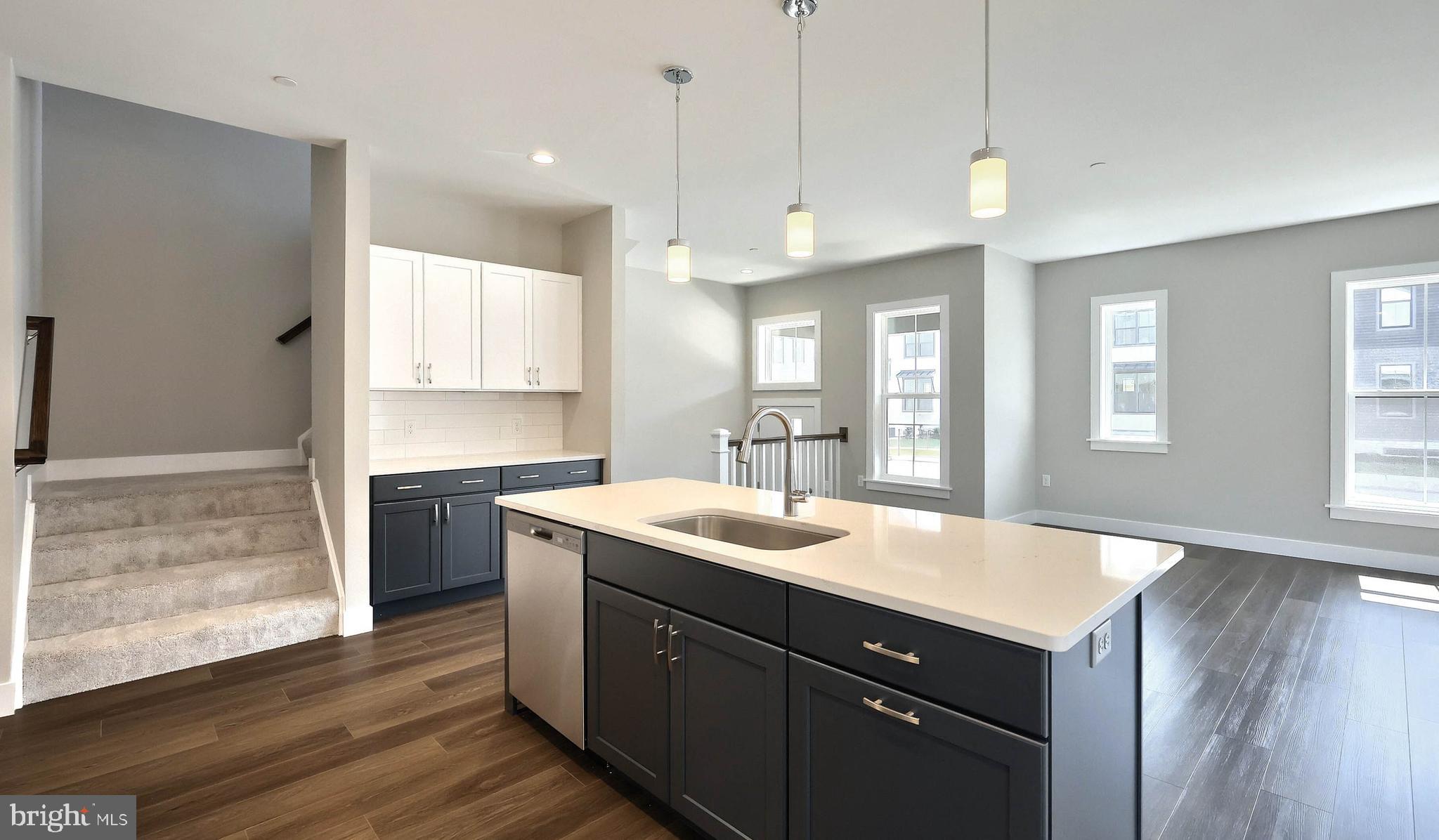 MADISON COURT - Residential