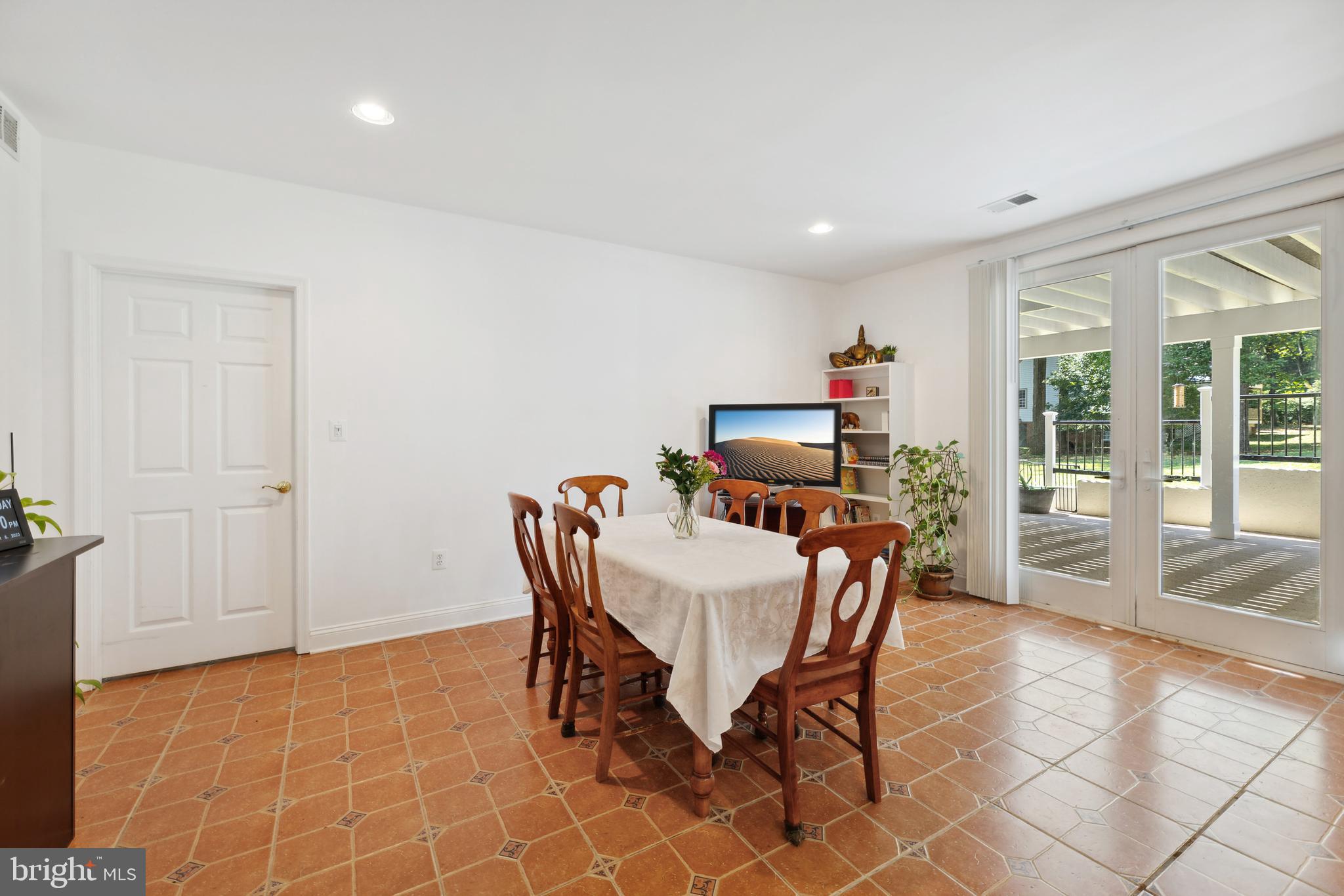 POTOMAC OUTSIDE - Residential