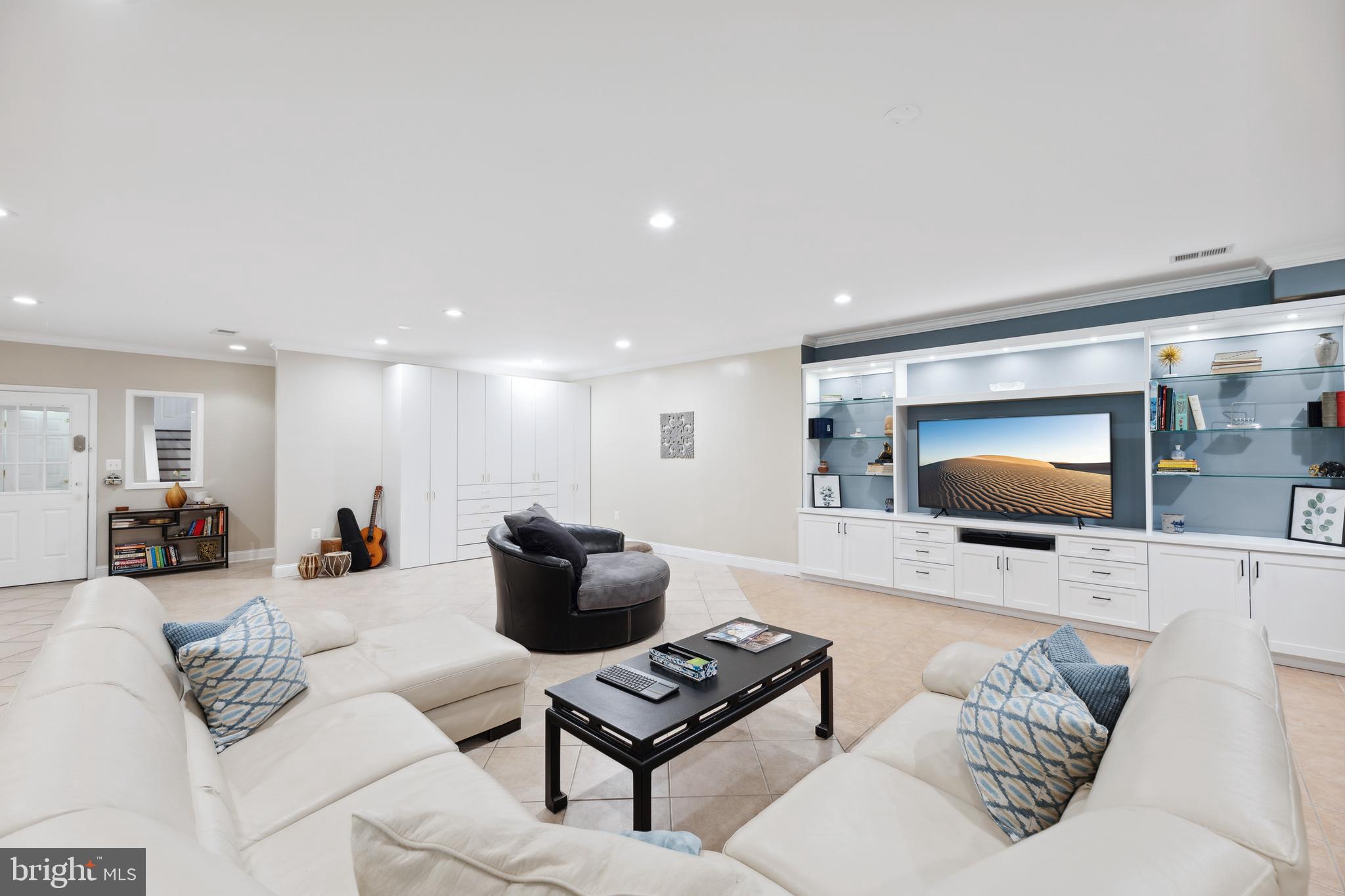 POTOMAC OUTSIDE - Residential