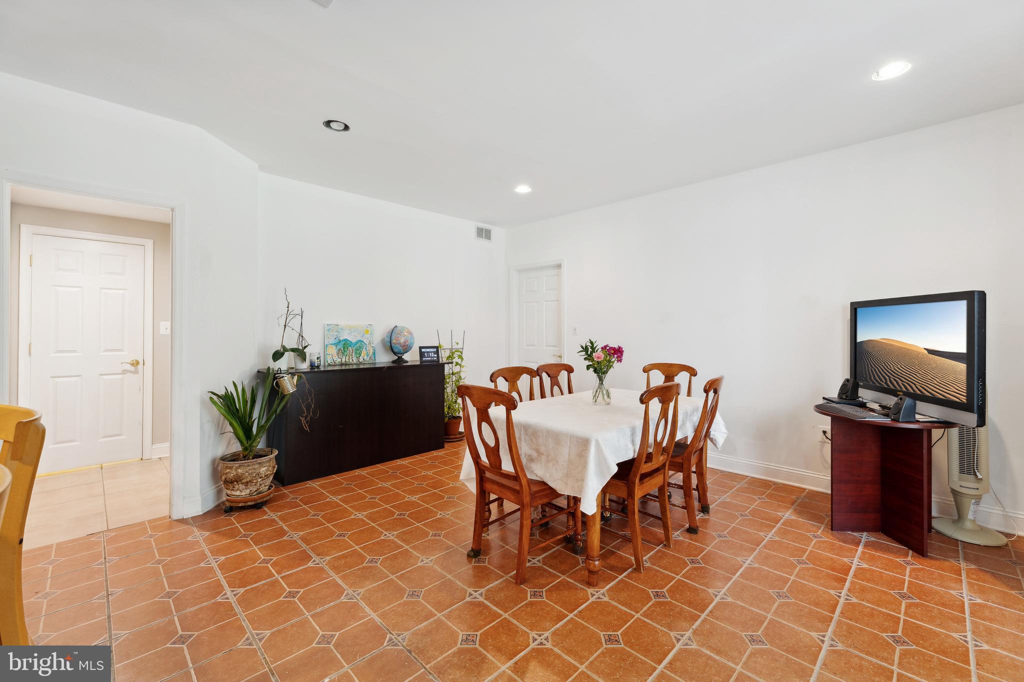 POTOMAC OUTSIDE - Residential