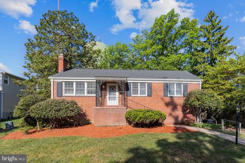 Photo of 2520 Buckelew Drive, FALLS CHURCH, VA 22046 (MLS # VAFX2306890)