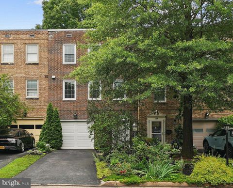 121 HARRISON STREET NE LEESBURG VA 20176
