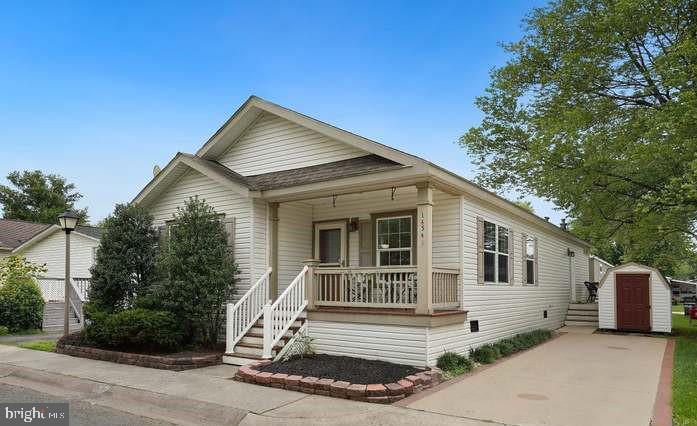 MEADOWS OF CHANTILLY - Residential