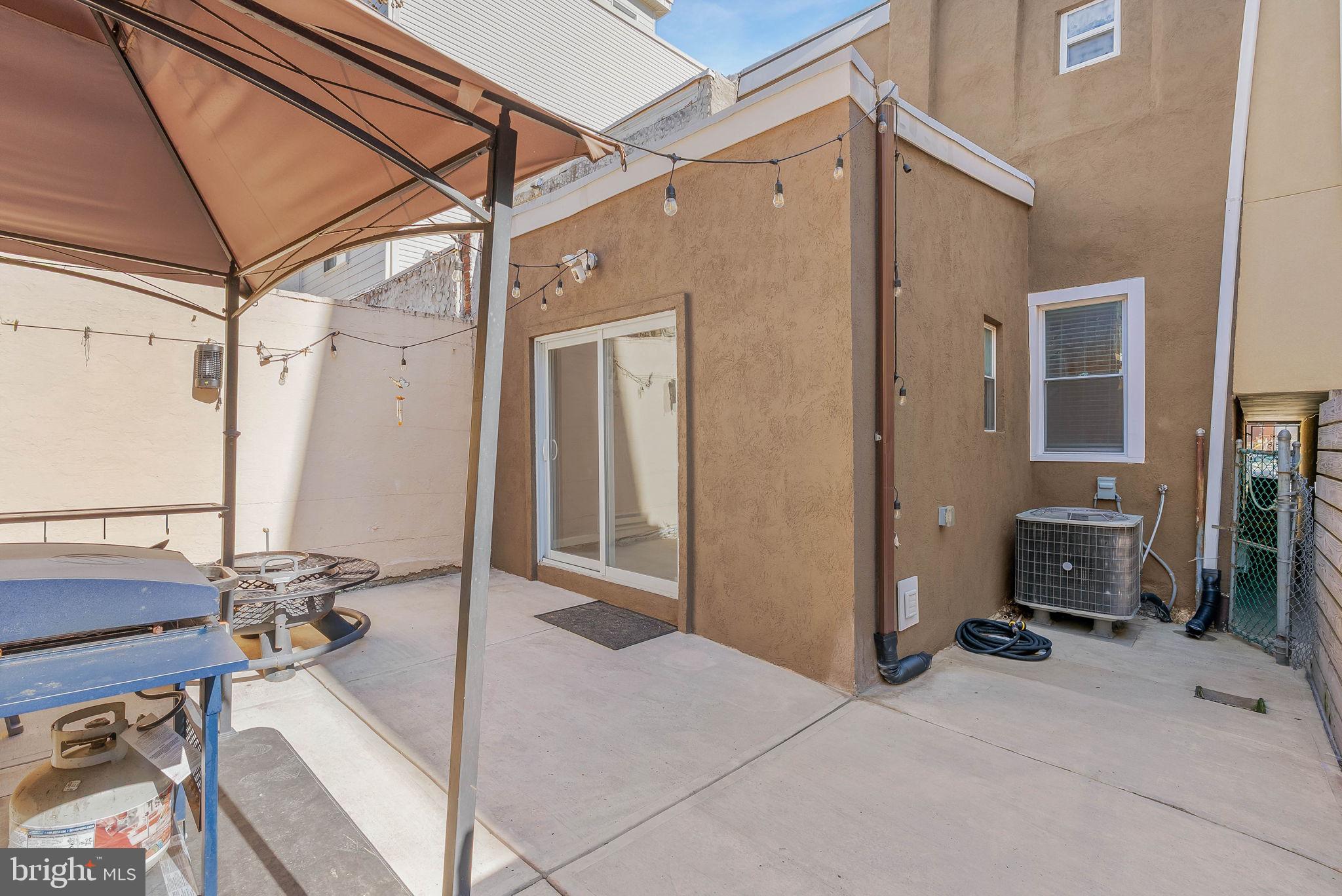 EAST KENSINGTON - Residential