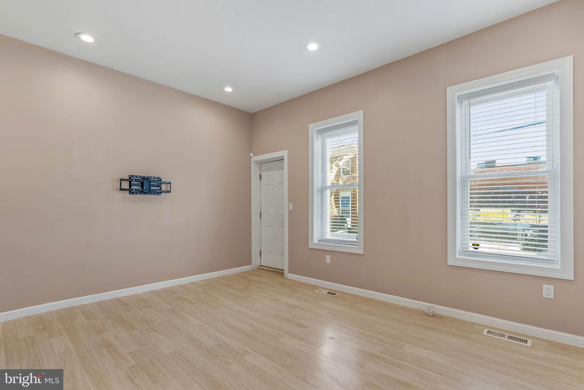 EAST KENSINGTON - Residential