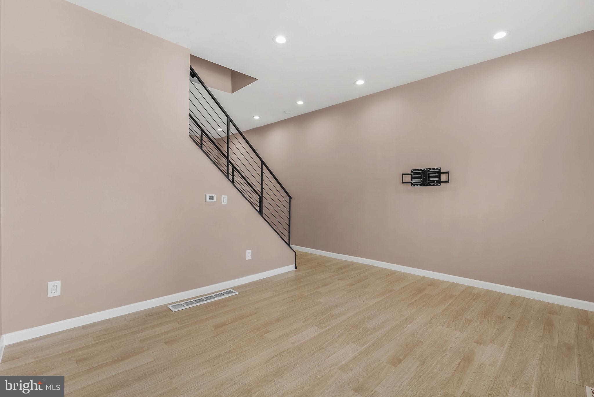 EAST KENSINGTON - Residential