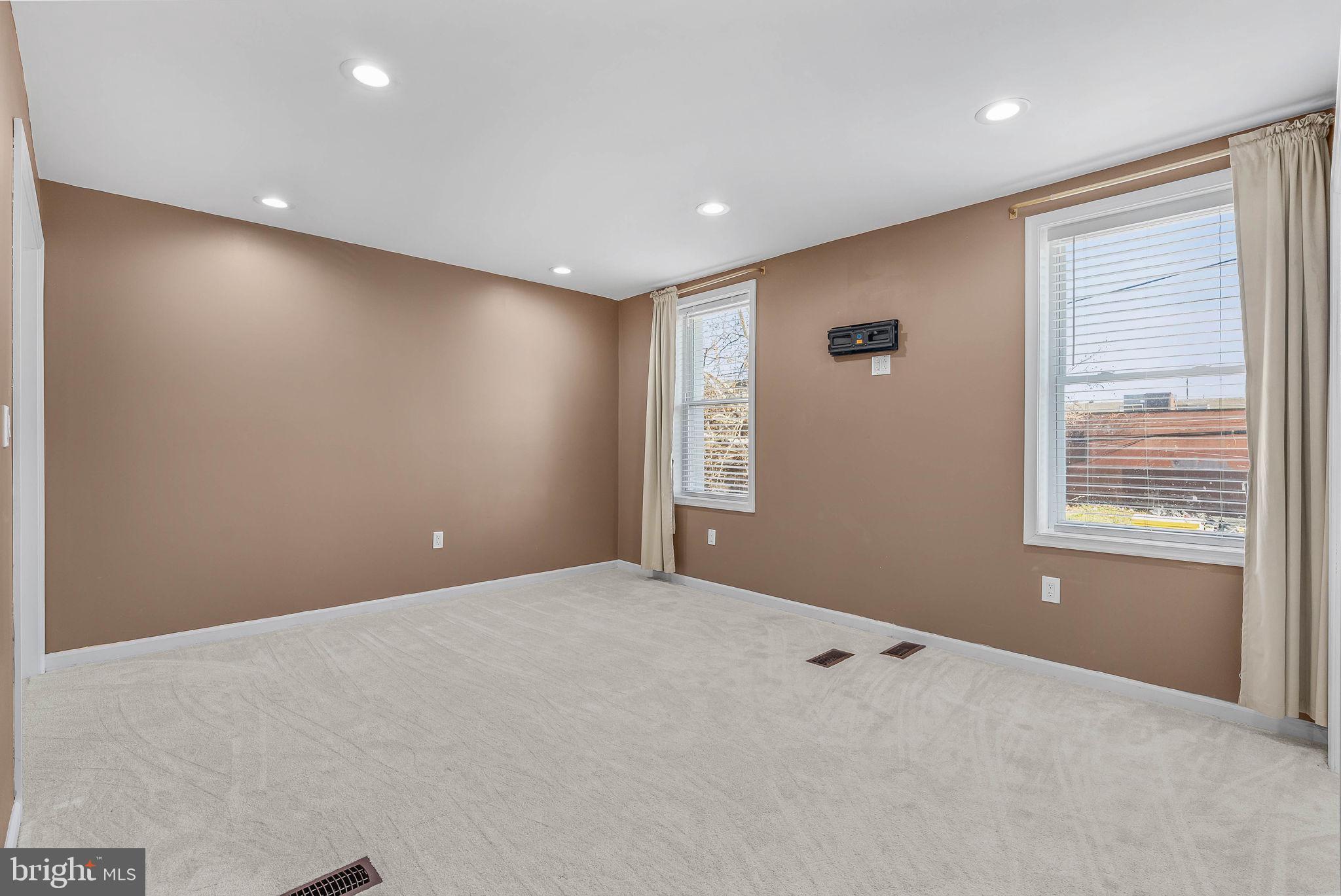 EAST KENSINGTON - Residential