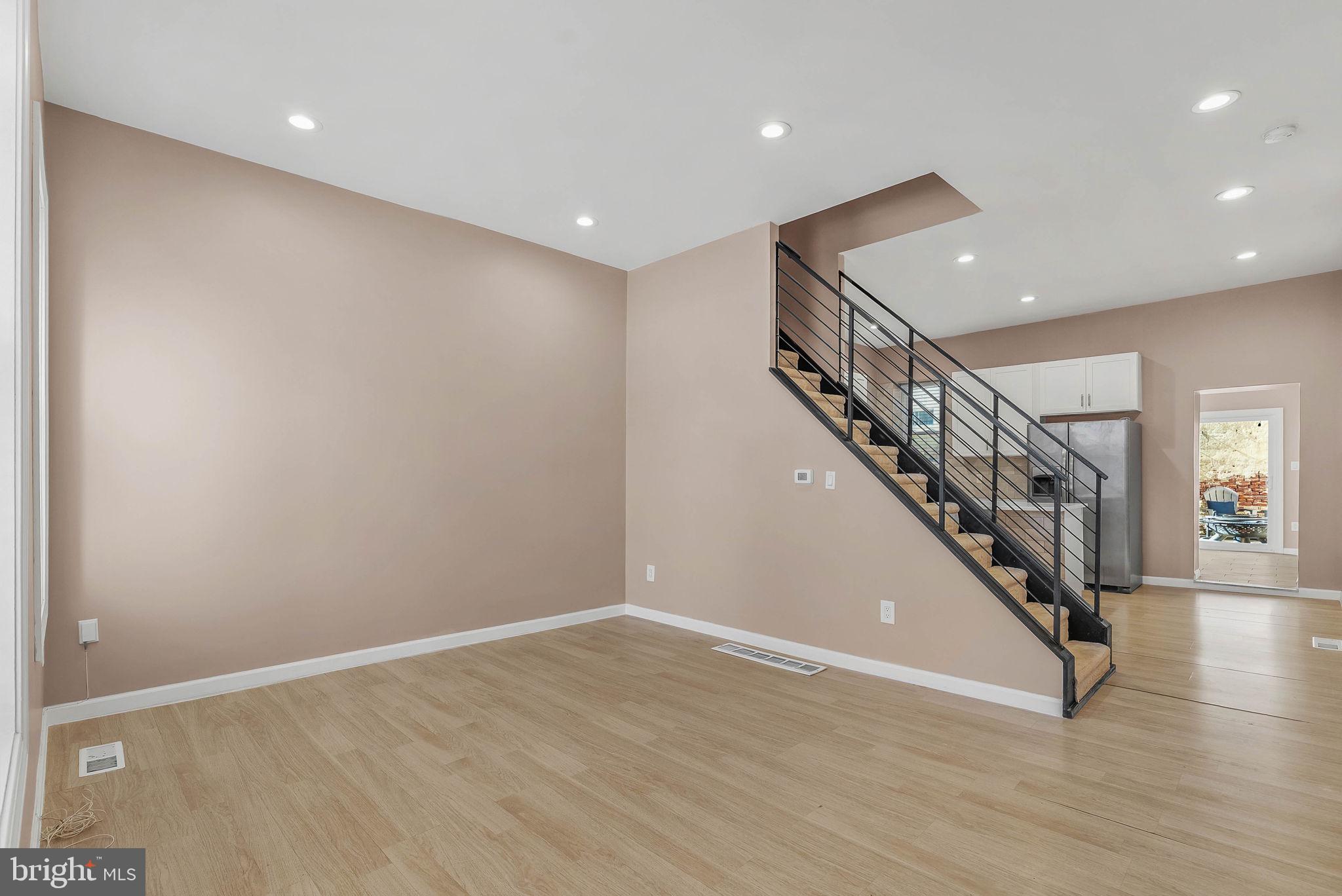 EAST KENSINGTON - Residential