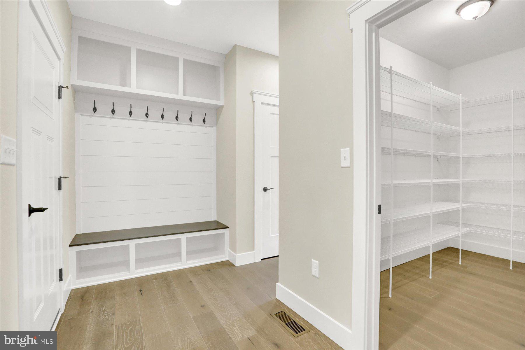 WESTBURY - Residential