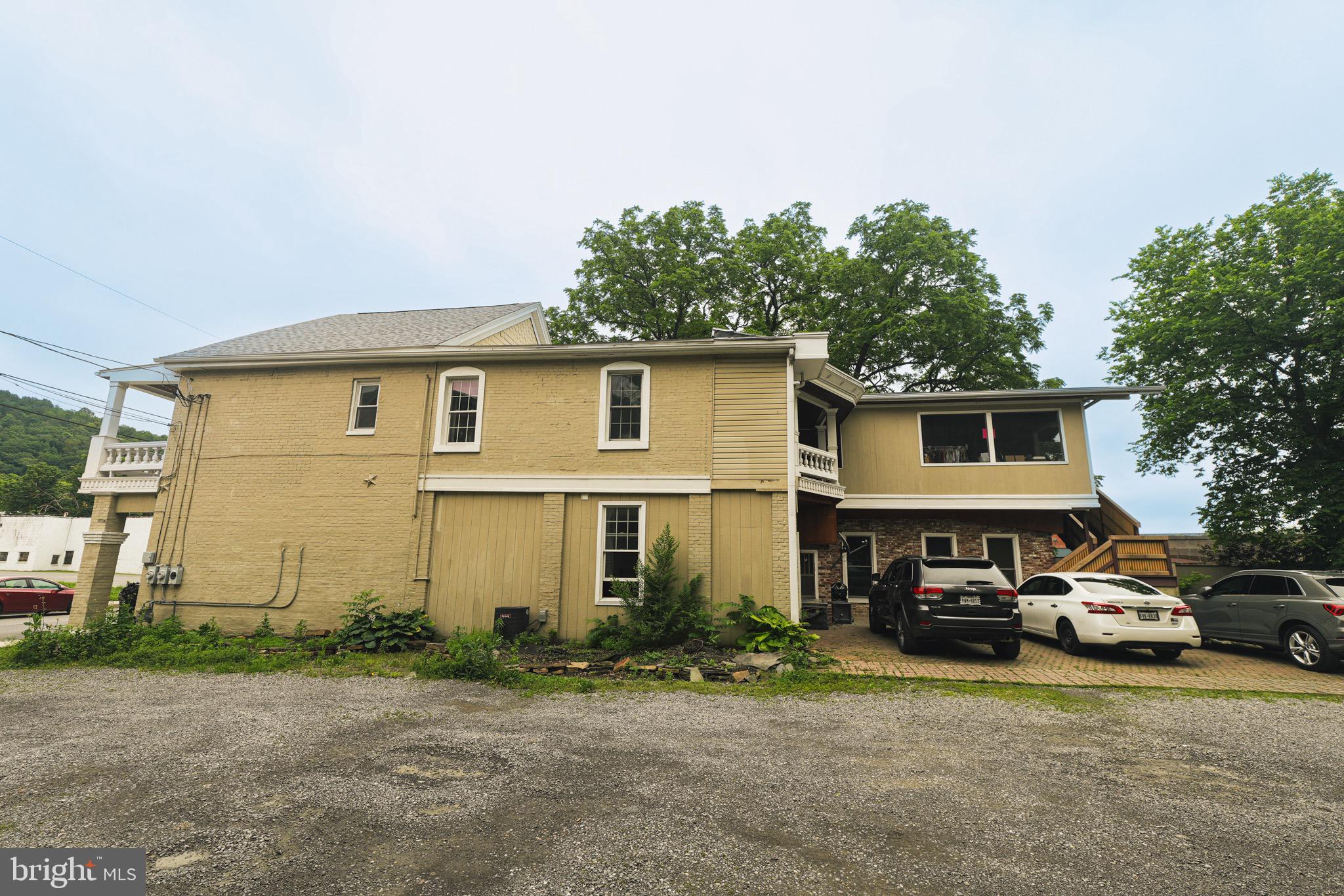 328 N MECHANIC STREET