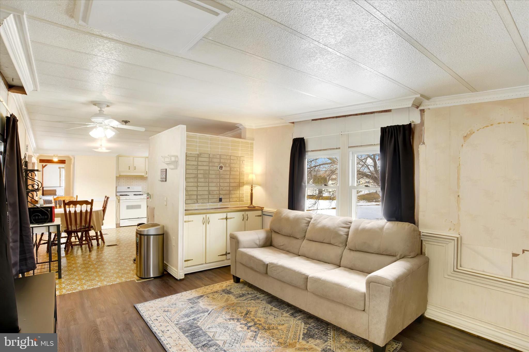 PIN OAK MOBILE HOME - Residential