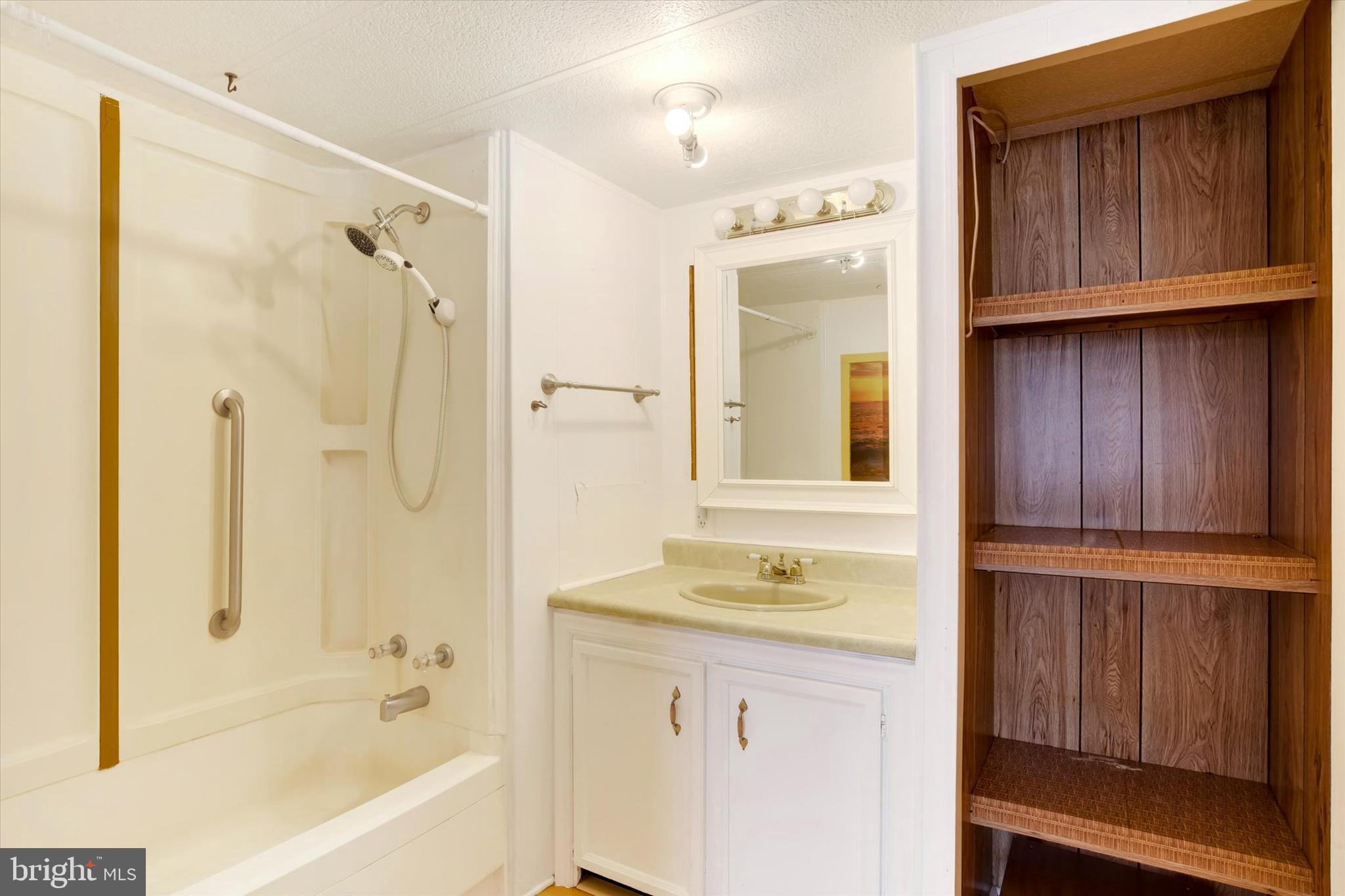 PIN OAK MOBILE HOME - Residential