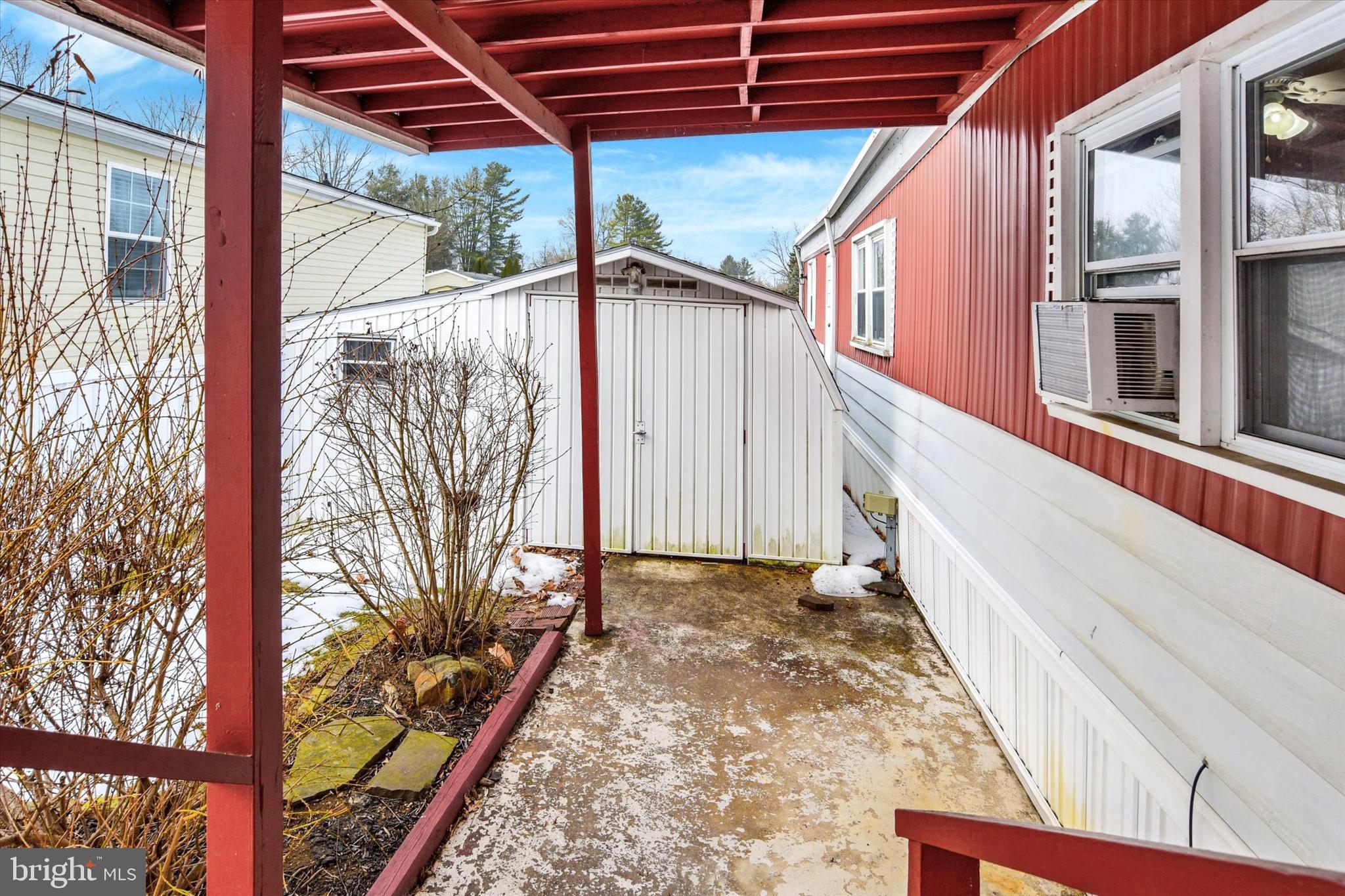 PIN OAK MOBILE HOME - Residential