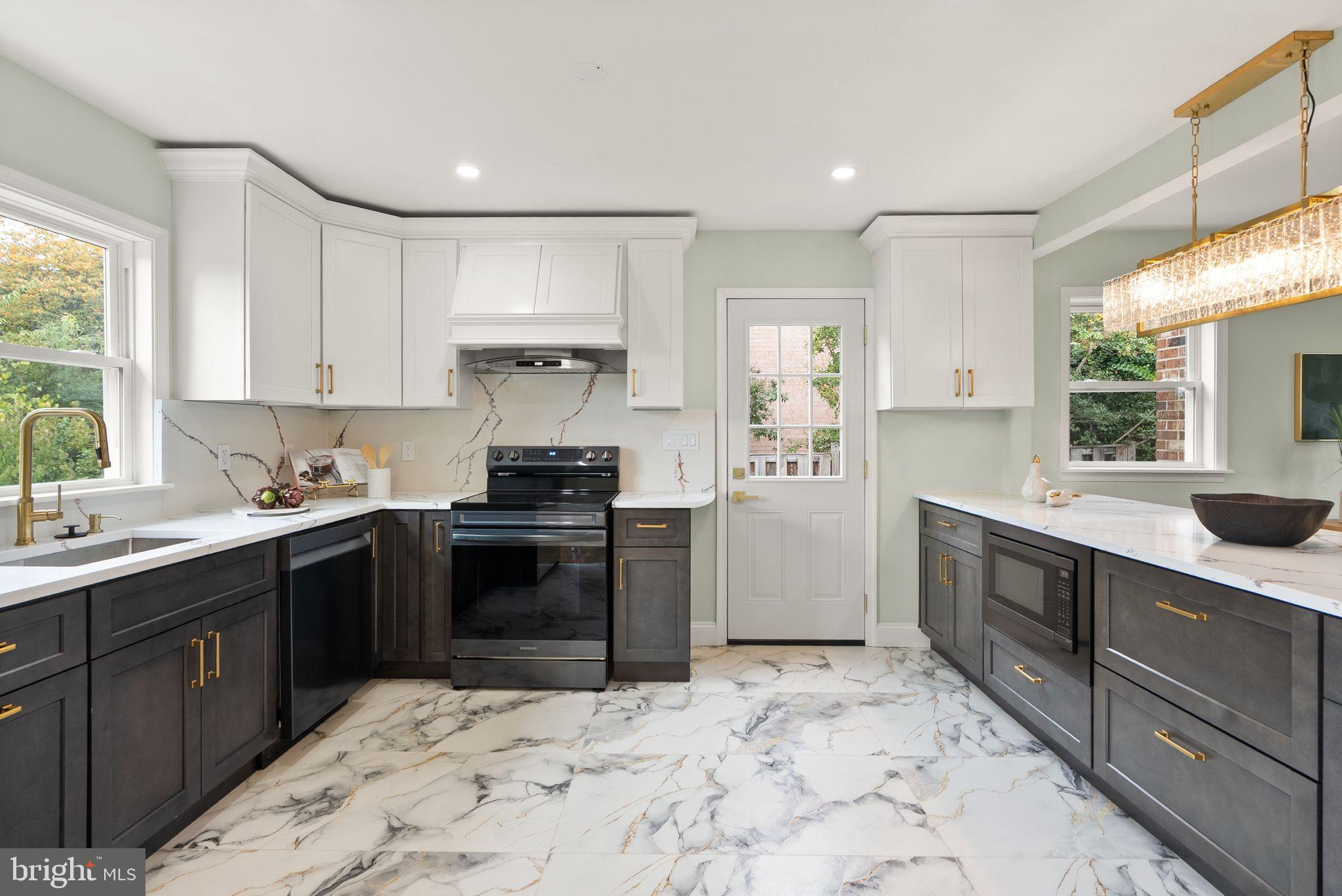 BOULEVARD MANOR - Residential