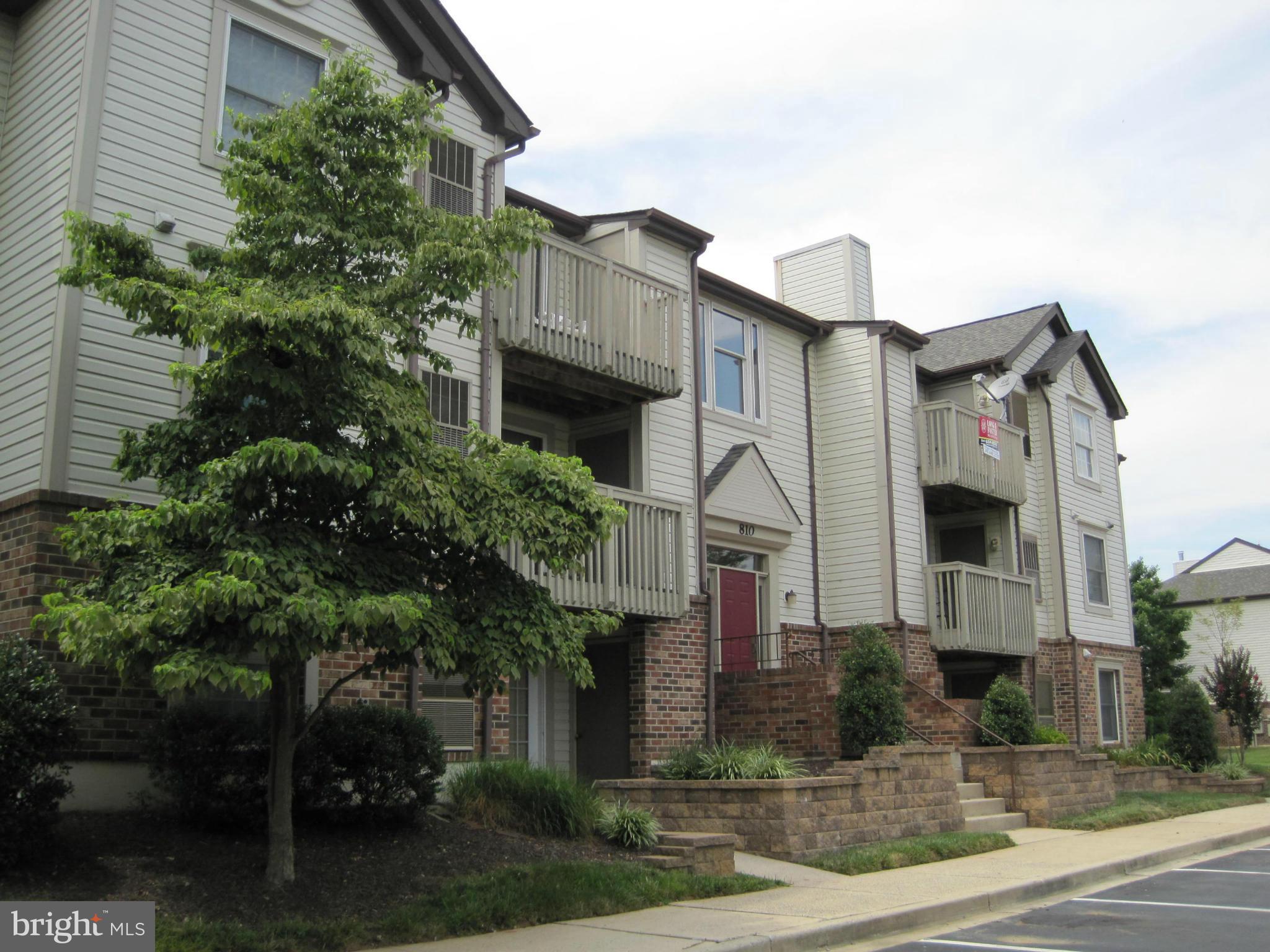 Nice top floor condo. Wood floor through out. Bright and sunny. 2 bedroom, 1 bath. Balcony off living room. W/D in unit. Close to park, major shoppings. Minutes to Highway I-15/I70/I-270.