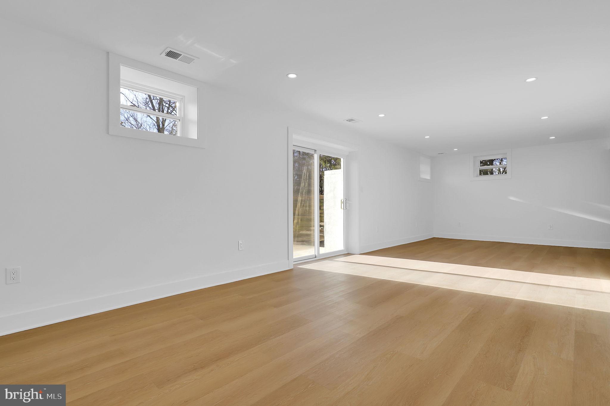 PT ROCKVILLE OUT RES 3 - Residential