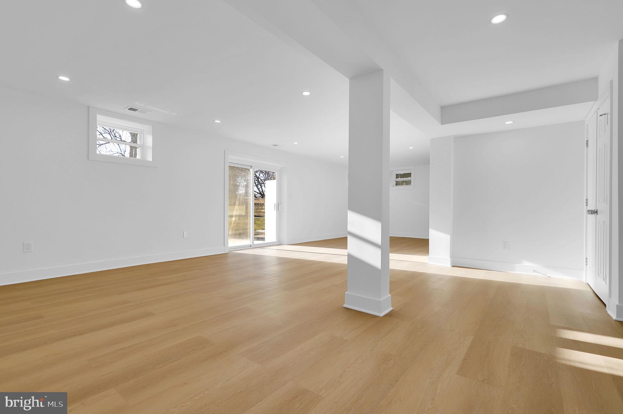 PT ROCKVILLE OUT RES 3 - Residential