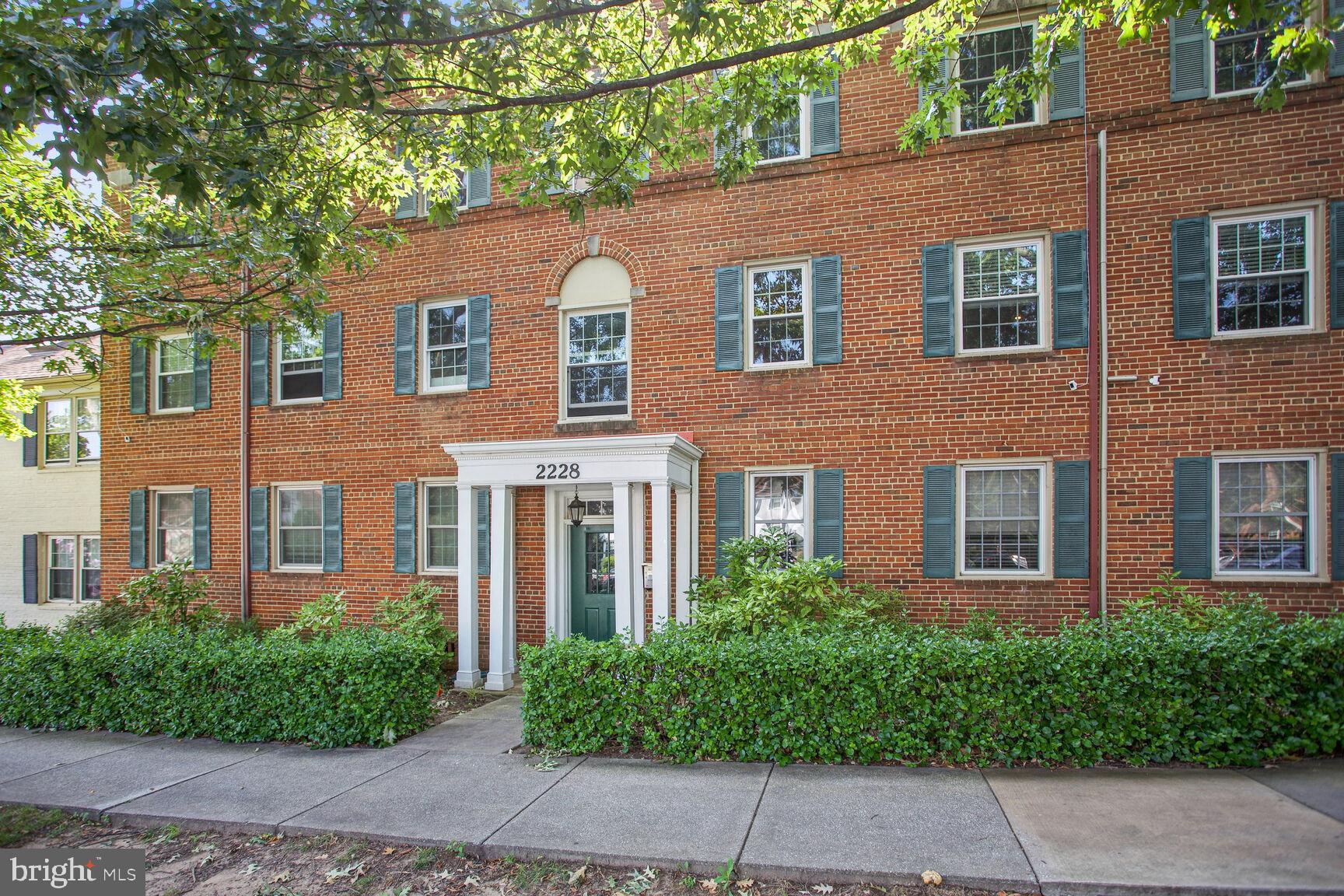Spacious 2BR/ 1BA condo in Rock Creek Gardens, HW floors, washer & dryer in unit, ample parking, community pool