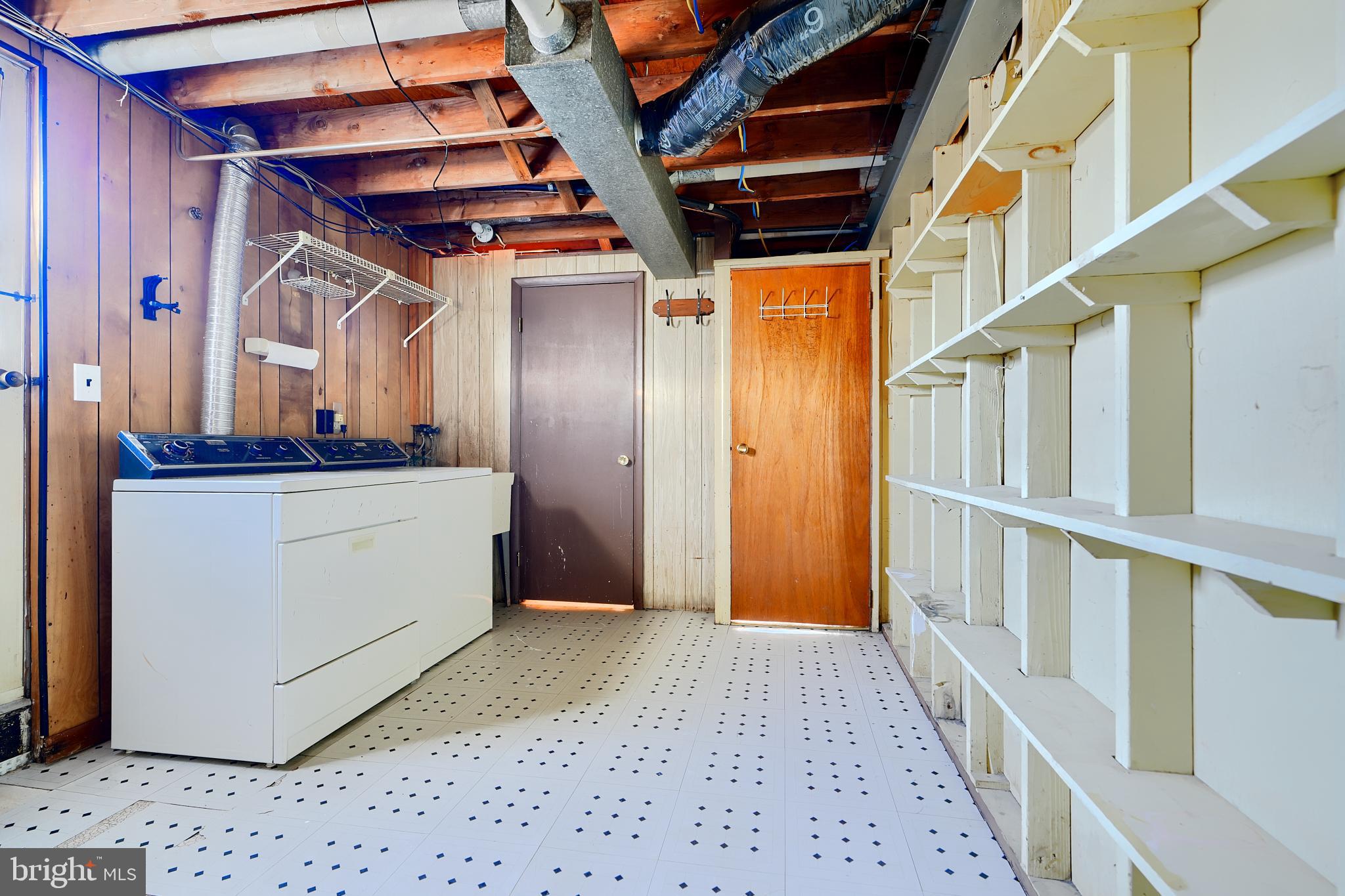 HOLIDAY MANOR - Residential