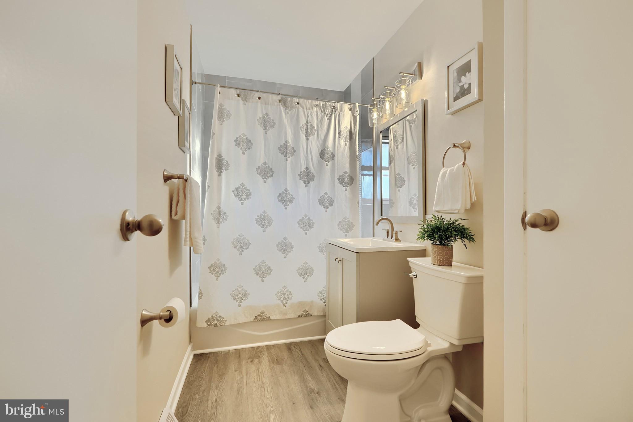 HOLIDAY MANOR - Residential