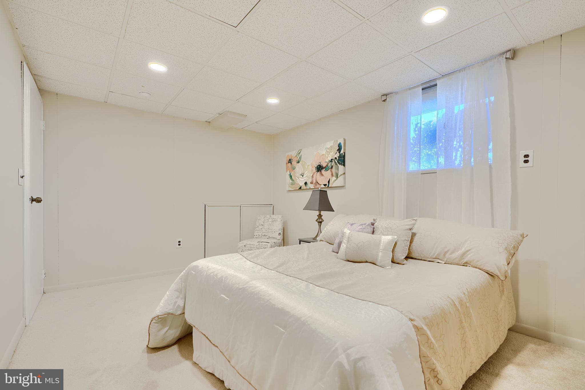 HOLIDAY MANOR - Residential