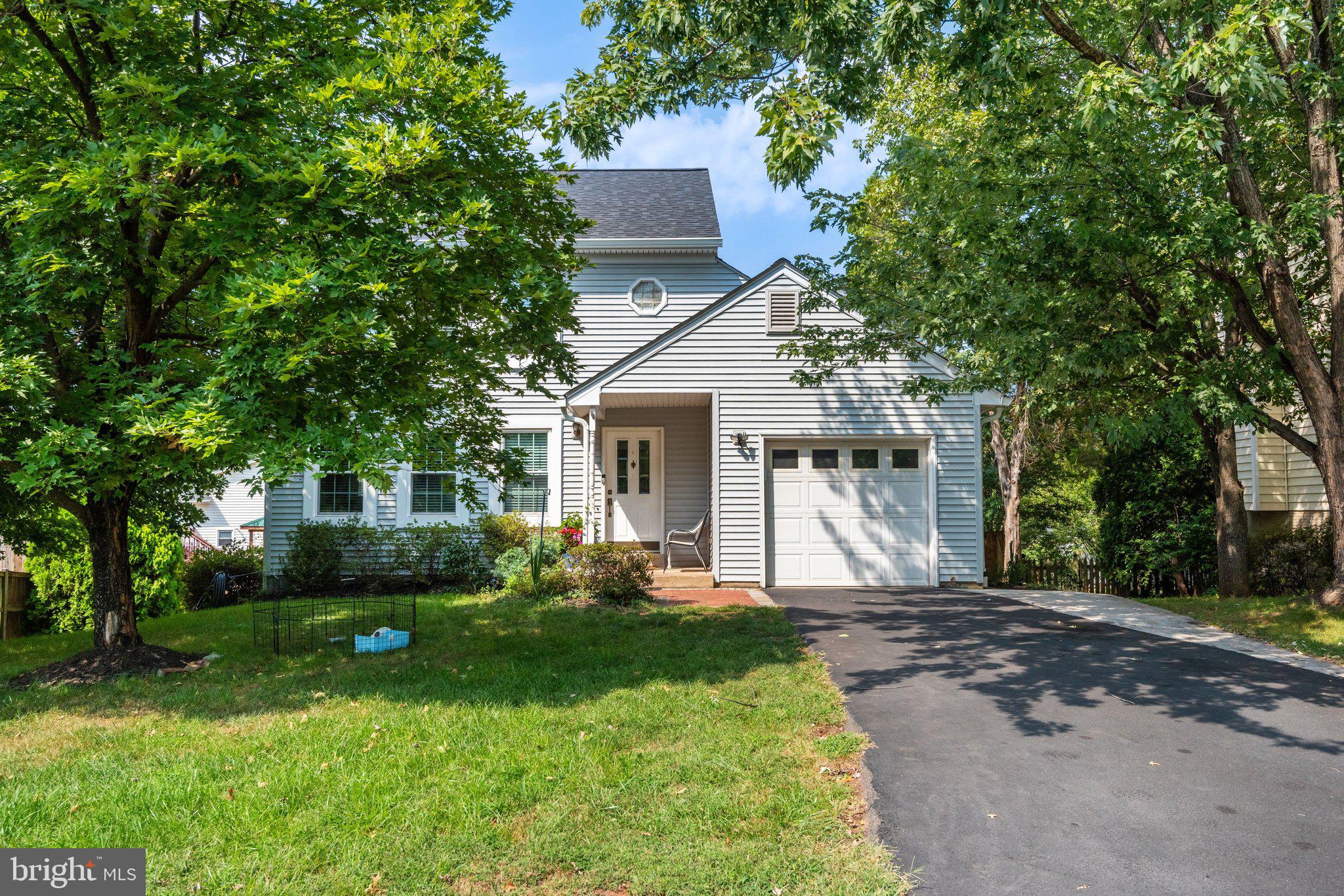 9208 ROBIN LYNN COURT