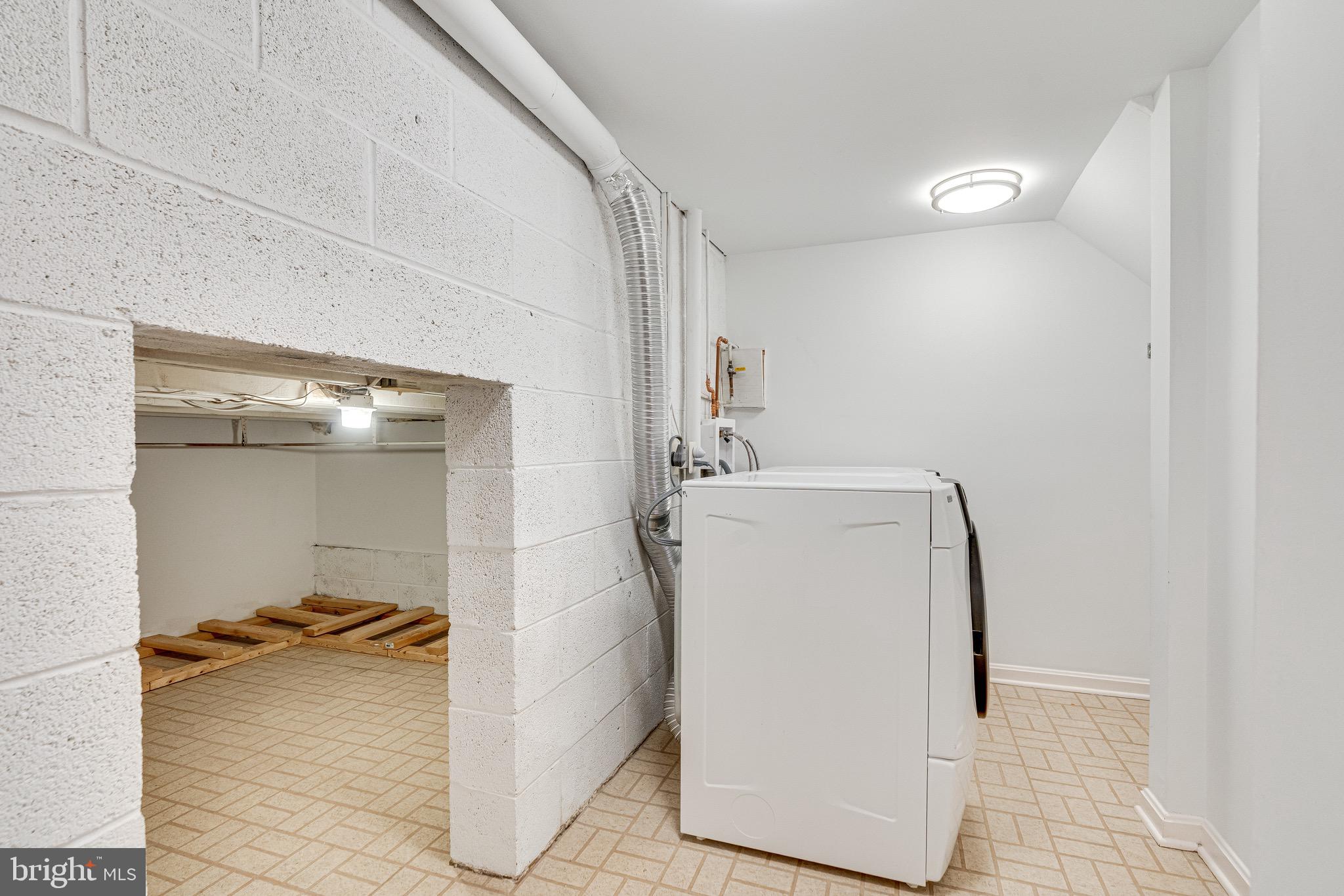 MCLEAN MEWS - Residential Lease