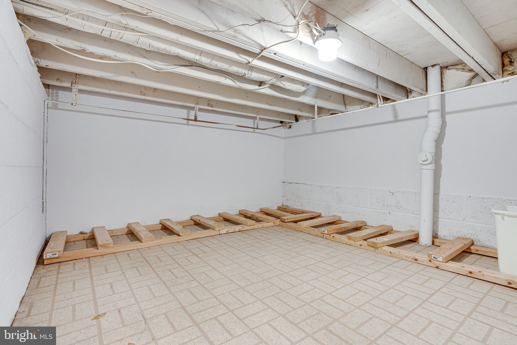 MCLEAN MEWS - Residential Lease