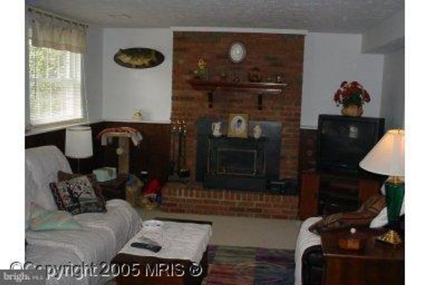 MOVE-IN READY HOME. FRESHLY PAINTED,HARDWOOD IN LIVING ROOM,NEWER WINDOWS,ROOF,LARGE DECK,2 SHEDS ,FENCED BACK YARD.
