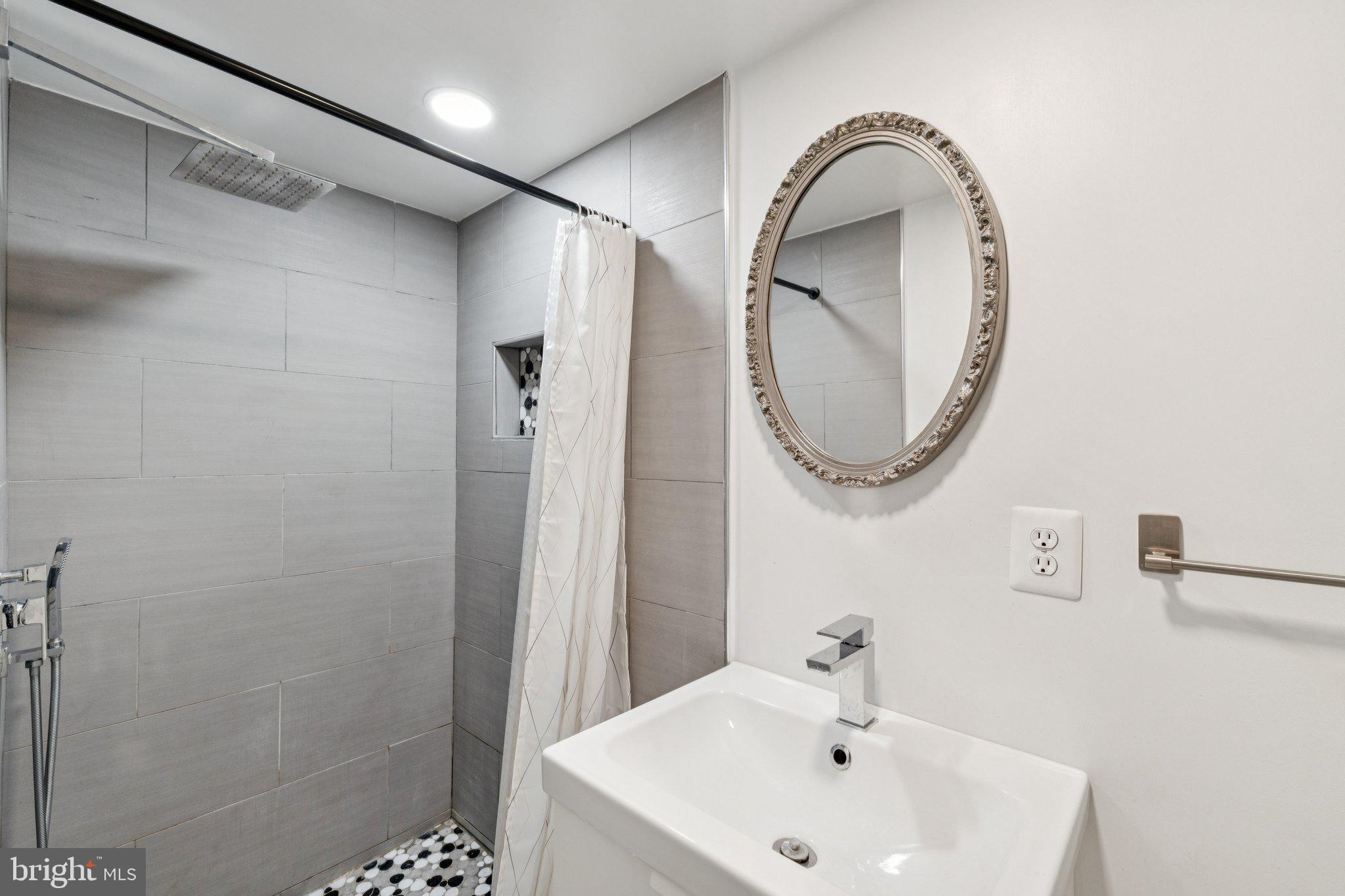 PARKWAY PLAZA - Residential Lease