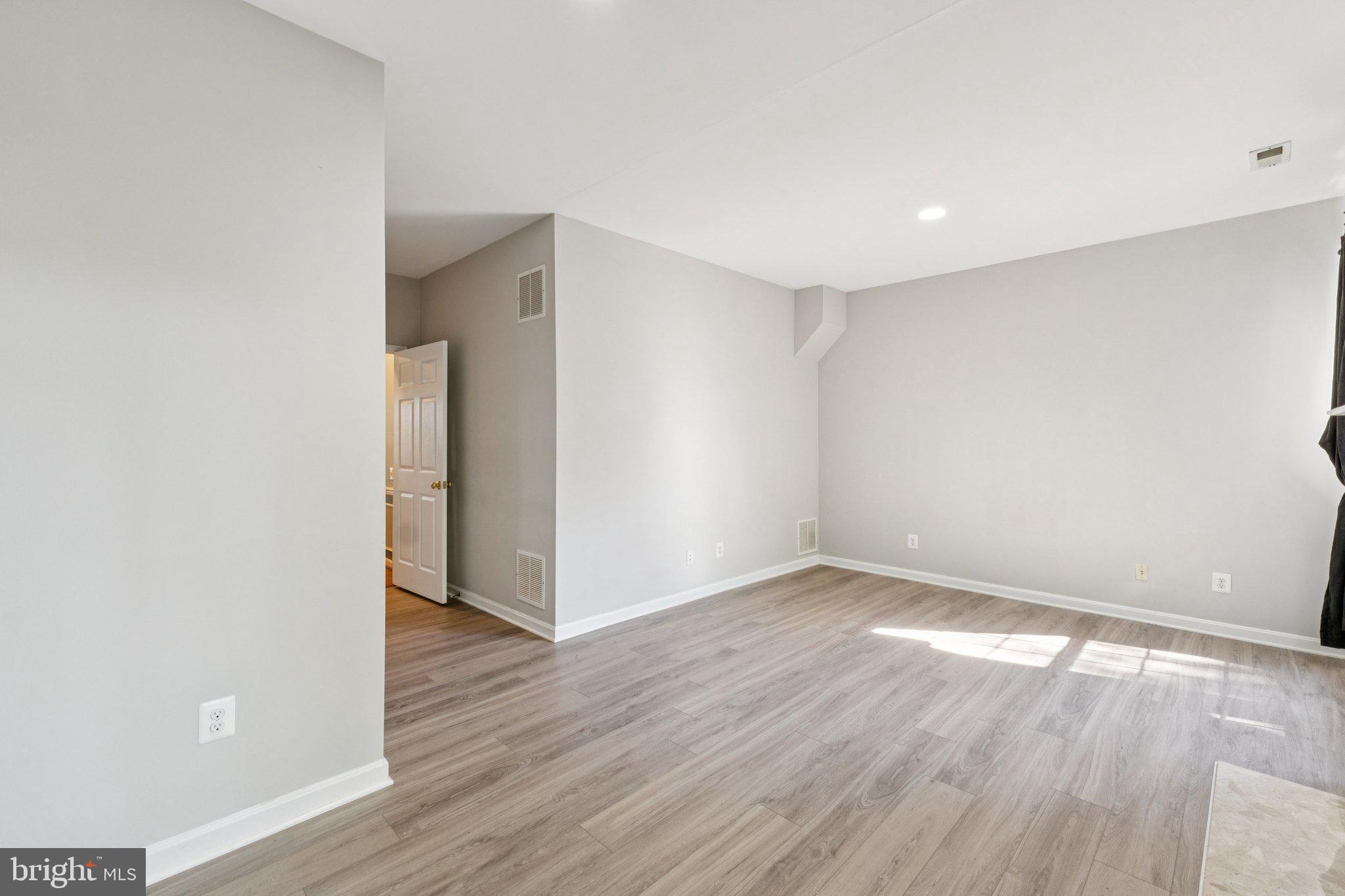 PARKWAY PLAZA - Residential Lease