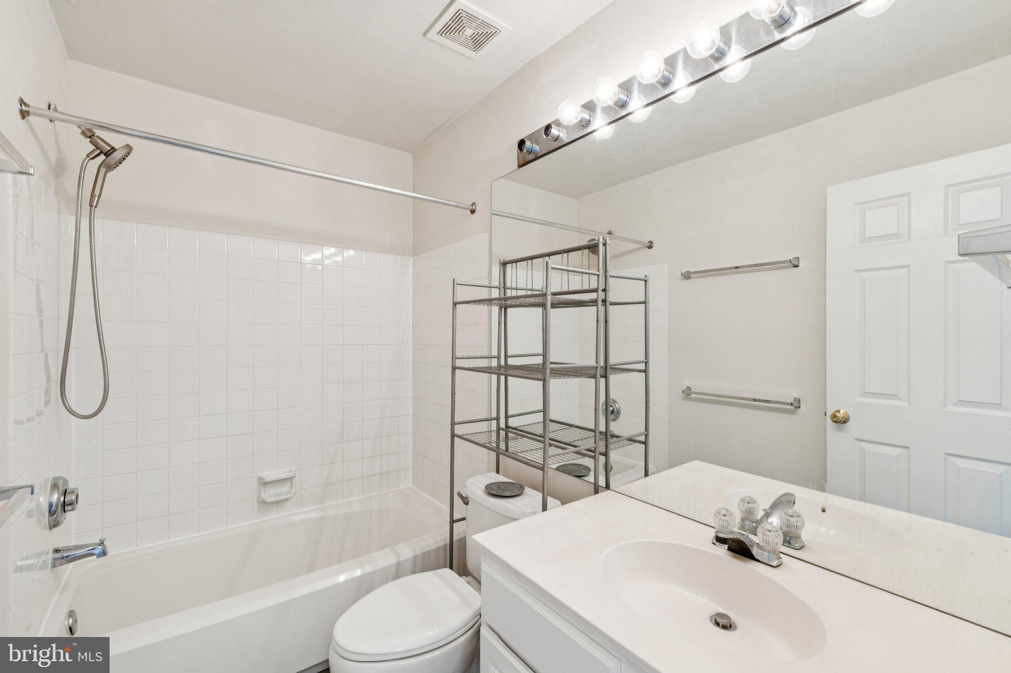 PARKWAY PLAZA - Residential Lease