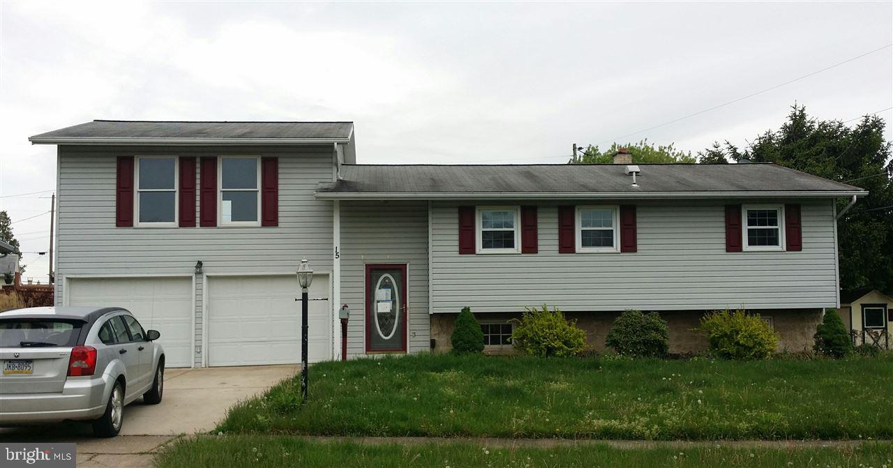 Split level in Snopes Gardens with 2 car garage, lower level with family room. Great for starting out or investment property Possible 2 bedrooms below