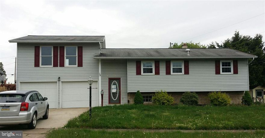 Split level in Snopes Gardens with 2 car garage, lower level with family room. Great for starting out or investment property Possible 2 bedrooms below