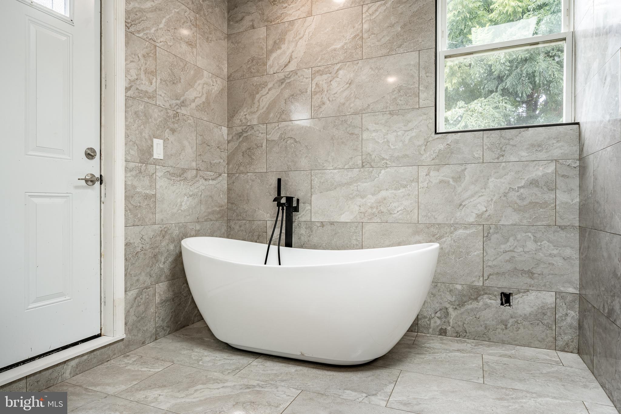 EAST FALLS - Residential Lease