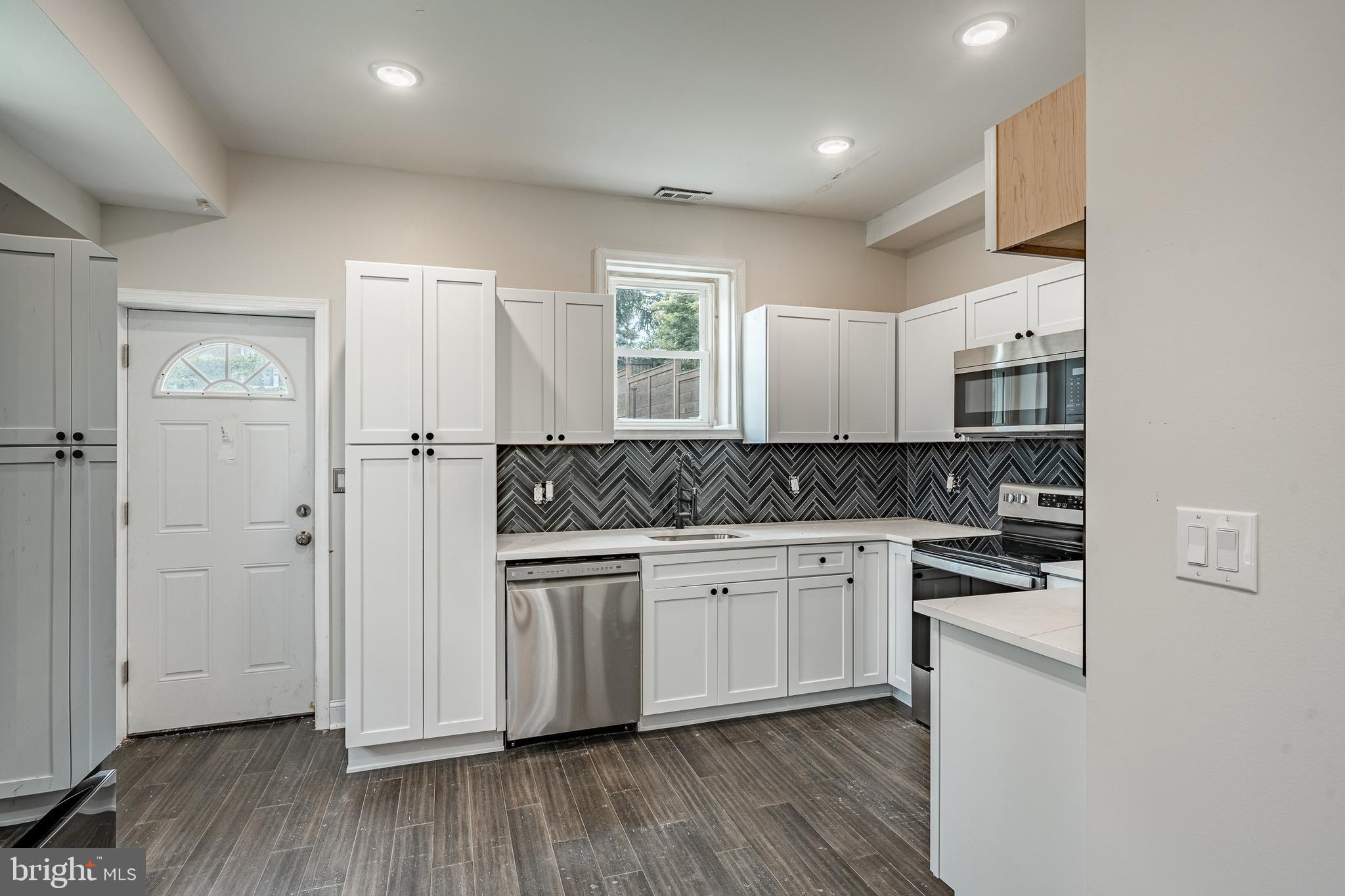 EAST FALLS - Residential Lease