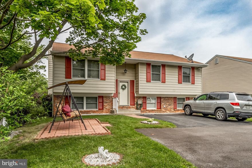 *** SIMPLY WONDERFUL! *** MOVE RIGHT INTO THIS METICULOUSLY MAINTAINED SPLIT FOYER. GORGEOUS HARDWOOD FLOORS THROUGHOUT MAIN LEVEL. LARGE LIVING RM AND SEPARATE DINING RM W/SLIDERS TO DECK. RENOVATED KITCHEN W/GRANITE COUNTERS, TILE BACKSPLASH, CERAMIC TILE FLOOR, CONVECTION OVEN, PANTRY & CEILING FAN. PRIMARY BEDROOM W/DOUBLE CLOSET & FULL BATH (WALK-IN SHOWER). 2 ADDITIONAL BEDROOMS AND UPDATED HALL BATH. SPACIOUS LOWER LEVEL FEATURES COMFORTABLE RECREATION ROOM W/BRICK FIREPLACE. LARGE "BONUS" ROOM, POWDER RM, LAUNDRY, LOTS OF STORAGE, AND WALK-OUT TO PATIO. LANDSCAPED LOT WITH DRIVEWAY, SHED, AND PARTIALLY FENCED YARD. AWESOME VIEWS FROM DECK! PRIME LOCATION AT END OF SHARED DRIVE OFF CUL-DE-SAC. ** TRULY A GREAT FIND! **