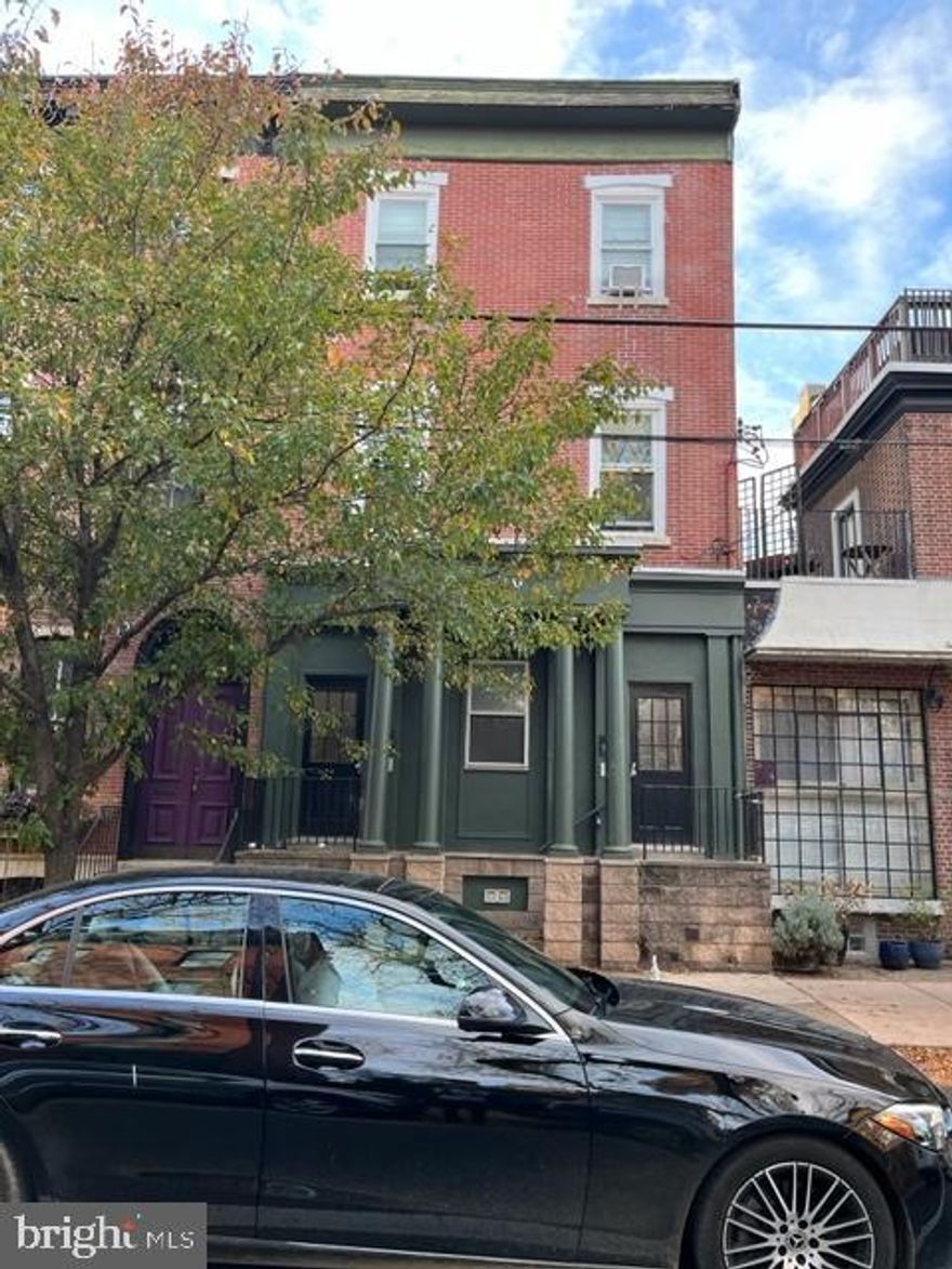 All new stainless appliances. Perfect location to walk to Fitler Square,
Rittenhouse Square,  and University City. Outdoor space,