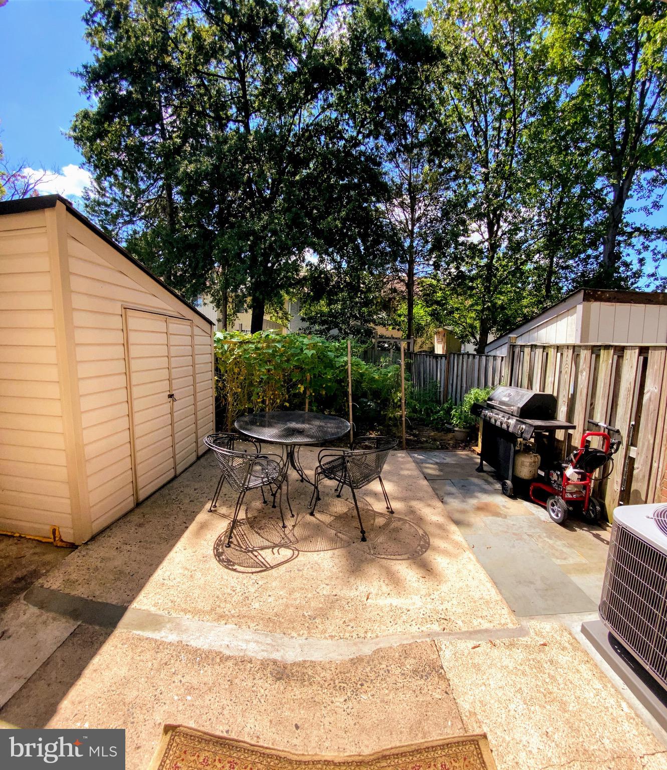 FOUR SEASONS - Residential