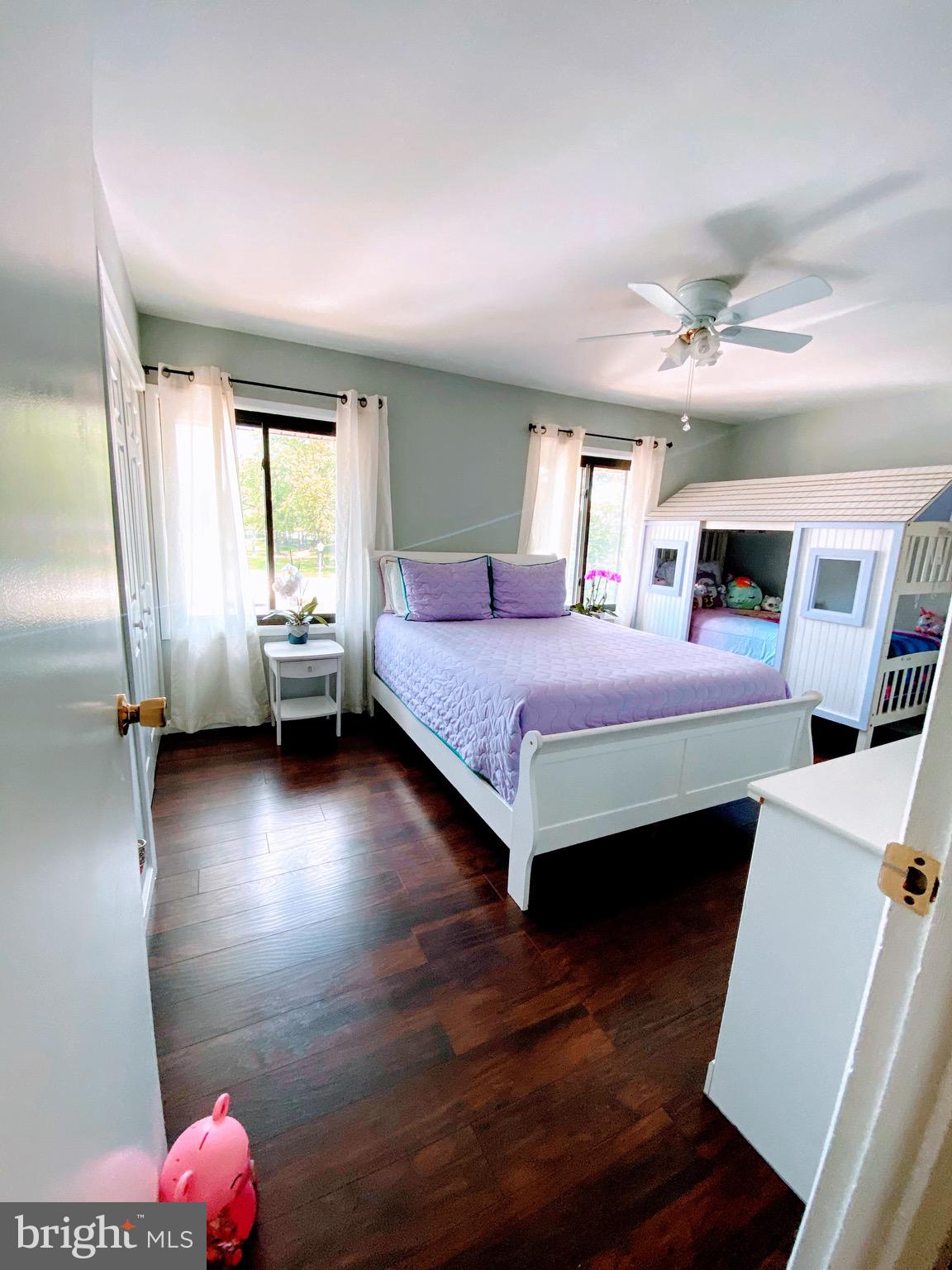 FOUR SEASONS - Residential