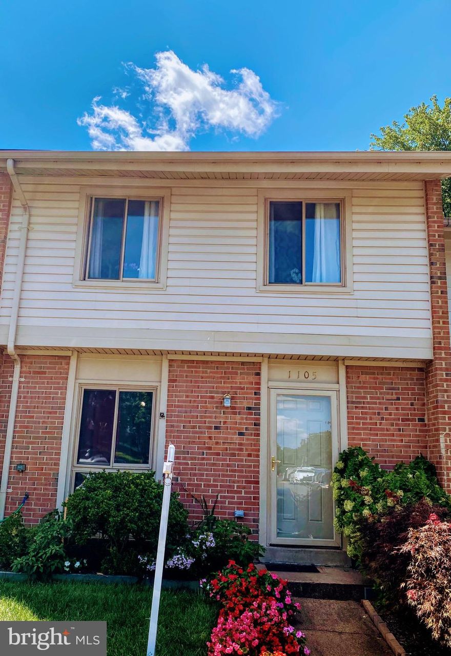 NICE 2 LEVEL TOWNHOUSE 3 BEDROOM 1.5 BATHS, FRESHLY PAINTED, NEW FLOORING & CARPET, NEW GRANITE COUNTERTOPS IN THE KITCHEN. Great location in the heart of Herndon close to shopping, dining, bus service, toll road, and international airport